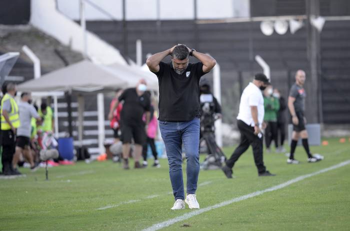 Leonardo Ramos, entrenador de Danubio, al final del partido ante Deportivo Maldonado, en el estadio María Mincheff de Lazaroff.  · Foto: Alessandro Maradei