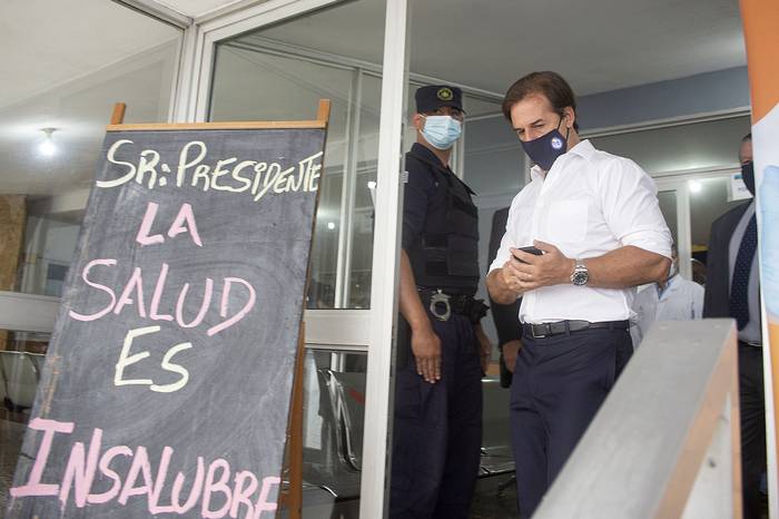 Luis Lacalle Pou, luego de vacunarse en el Hospital Maciel de Montevideo, el 29 de marzo. · Foto: Alessandro Maradei