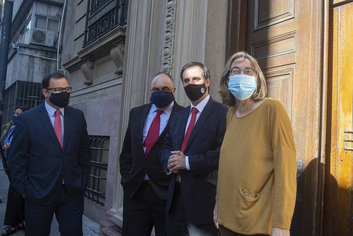 Los dirigentes colorados, Felipe Schipani, Heber Duque, Conrado Rodríguez y Nibia Reisch, en la sede del Ministerio de Salud Pública (MSP). 
 · Foto: Alessandro Maradei