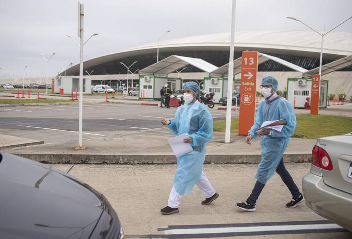 Funcionarios de la salud, trabajando en puestos de vacunación en el aeropuerto de Carrasco. (archivo, abril de 2021) · Foto: Alessandro Maradei