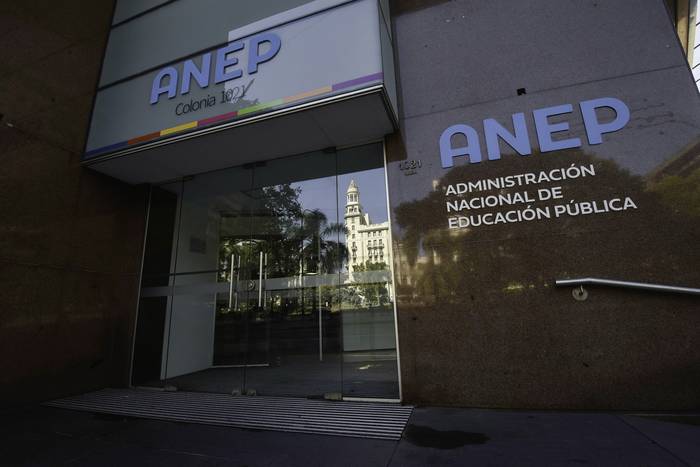Fachada de ANEP, en Colonia y avenida Libertador, en Montevideo (archivo, abril de 2021). · Foto: Federico Gutiérrez