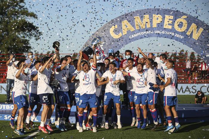 Los jugadores de Nacional tras recibir el trofeo de campeones del fútbol uruguayo, en el Complejo Rentistas. · Foto: .