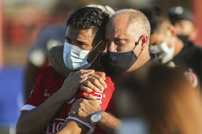Alejandro Cappuccio y Gonzalo Vega al finalizar la segunda final por el Campeonato Uruguayo 2020, en el Complejo Perrone de Rentistas. · Foto: Ernesto Ryan