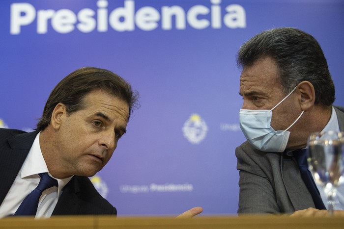 El presidente Luis Lacalle Pou, y el ministro Daniel Salinas, en la Torre Ejecutiva. (archivo, abril de 2021) · Foto: .