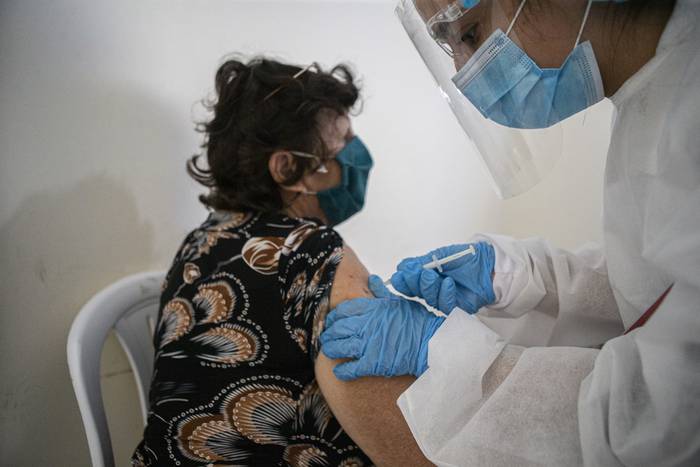 Vacunación en un centro de ASSE en Libertad (archivo, abril de 2021). · Foto: Ernesto Ryan