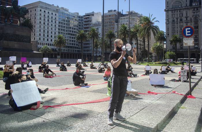 Manifestación de Escuelas de danza, frente a la Torre Ejecutiva, el 12 de abril, en Montevideo. · Foto: Alessandro Maradei