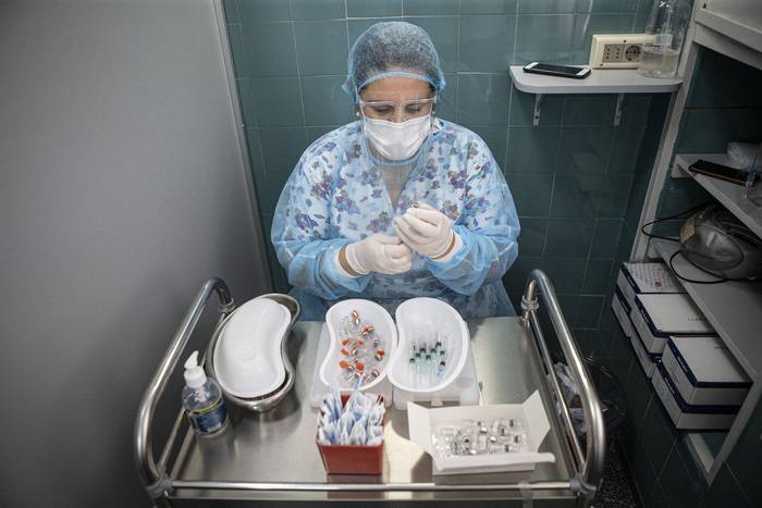 Preparación de dosis de la vacuna Sinovac, en el Hospital Pereira Rossell, Montevideo (archivo, abril de 2021). · Foto: Ernesto Ryan