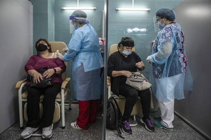 Vacunación contra el Covid-19 en el hospital Pereira Rossell (archivo, abril de 2021). · Foto: .