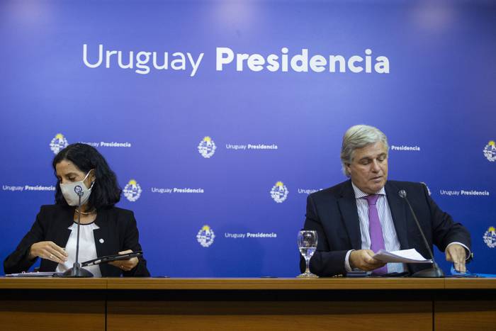 Azucena Arbeleche y Francisco Bustillo, durante una conferencia de prensa (archivo, abril de 2021).