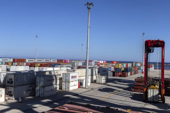 Playa de contenedores en el Puerto de Montevideo, mayo de 2021. · Foto: .