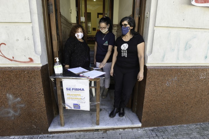 Juntada de firmas contra la luc y alimentos no perecederos por parte de trabajadores en el local de la Asociación de Funcionarios de la Universidad de la República (archivo, mayo de 2021).
 · Foto: Federico Gutiérrez