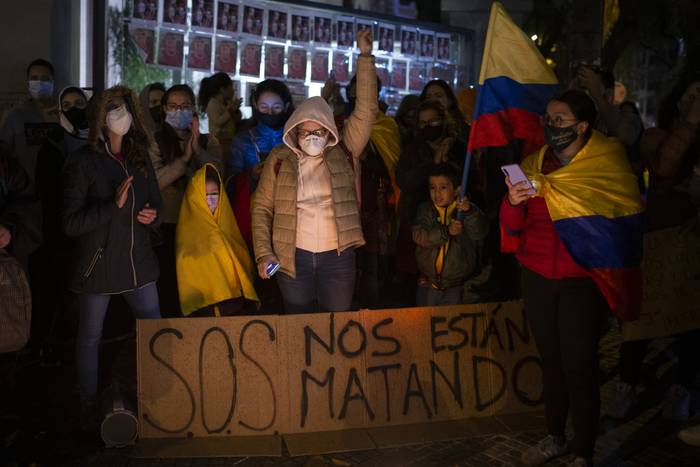 Manifestación frente a la embajada de Colombia en Montevideo, el 4 de mayo. · Foto: .