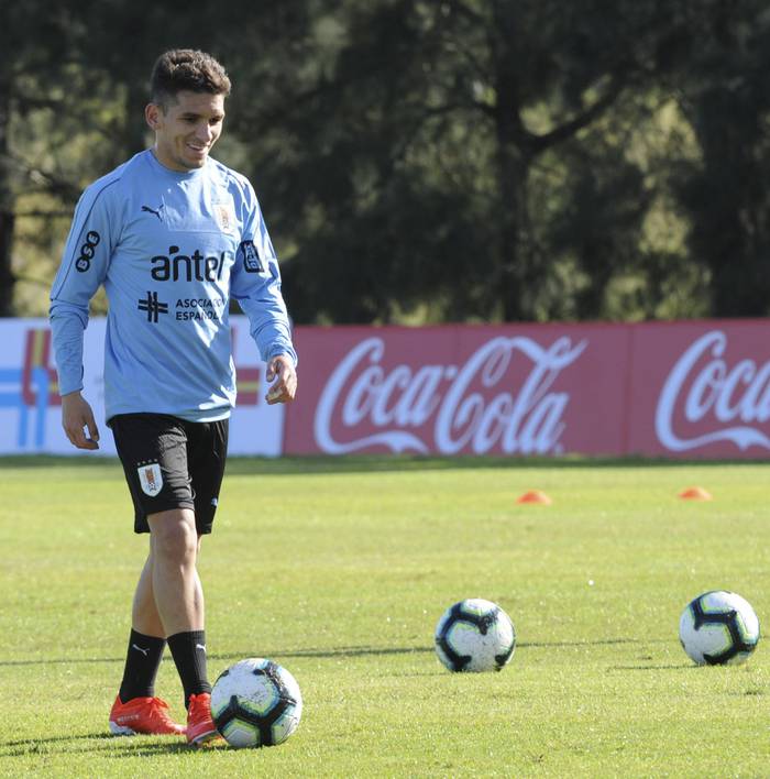 Lucas Torreira, durante un entrenamiento de la selección uruguaya. (archivo, junio de 2019) · Foto: Federico Gutiérrez