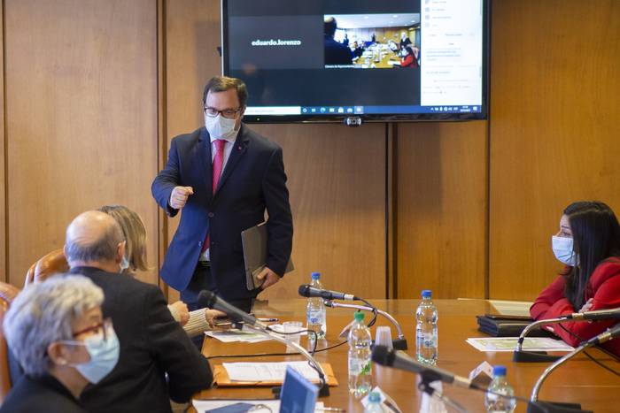 Felipe Schipani en la reunión con la Comisión de Salud, el 12 de mayo, en el anexo al Palacio Legislativo. · Foto: .