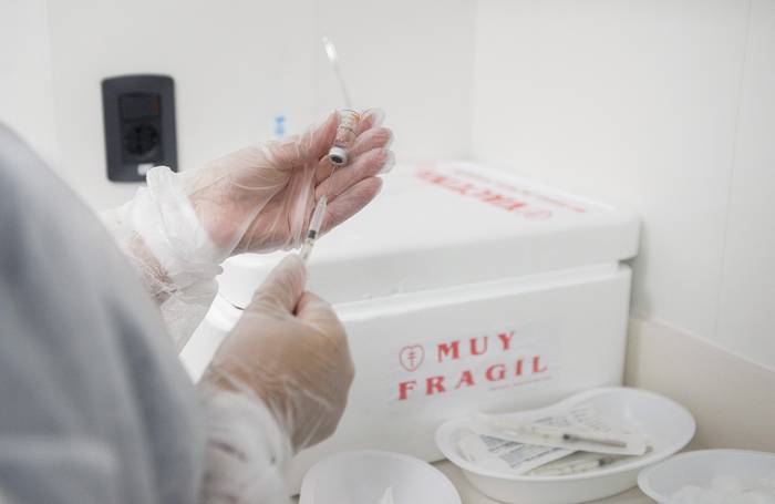 Dosis de vacuna Coronavac del laboratorio Sinovac, en el hospital de Clínicas de Montevide (archivo, marzo de 2021).