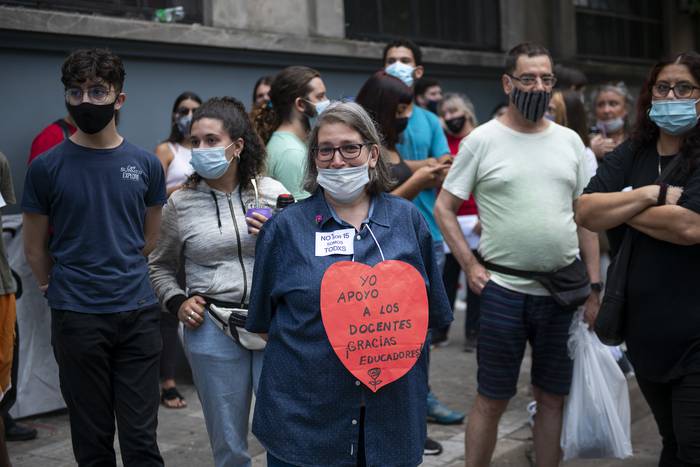 Manifestacion en apoyo a los 15 docentes sancionados, frente al Liceo 1 de San José de Mayo, el lunes 1 de marzo · Foto: Agustina Saubaber