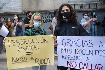 Manifestación en apoyo a los 15 docentes sancionados, frente al liceo 1 de San José de Mayo (archivo, marzo de 2021). · Foto: Agustina Saubaber
