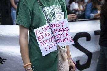 Durante una movilización en apoyo a los docentes sancionados, frente al Liceo 1 de San José de Mayo (archivo, 2021). · Foto: Agustina Saubaber