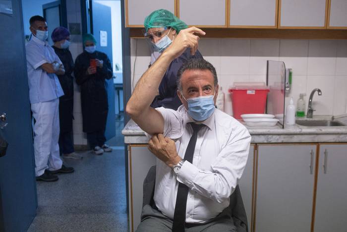 Daniel Salinas recibe la primer dosis de Sinovac, en el Hospital Maciel, en Montevideo (archivo, marzo de 2021). · Foto: Alessandro Maradei