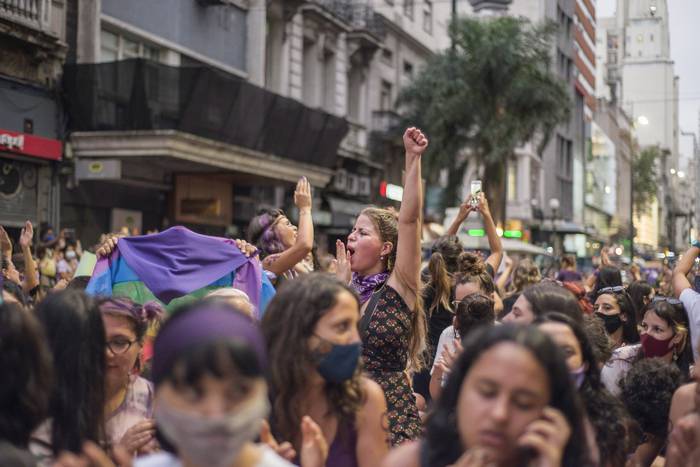 Marcha por el Día Internacional de la Mujer, el 8 de marzo de 2021, en 18 de Julio, en Montevideo. · Foto: Natalia Rovira