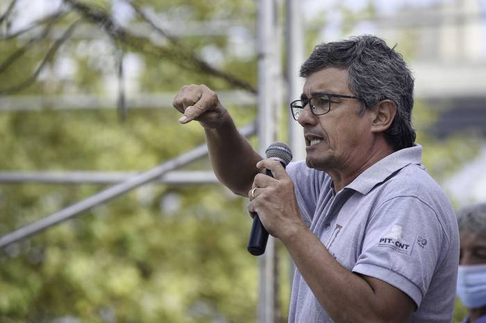 Gerardo Rodríguez, durante una asamblea conjunta de la Coordinadora de Sindicatos de Ancap, en la plaza 1° de Mayo (archivo, marzo de 2021). · Foto: Federico Gutiérrez