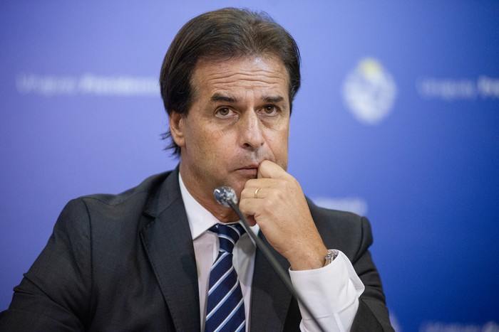 Luis Lacalle Pou en una conferencia de prensa para anunciar nuevas medidas ante aumentos de casos de covid-19, en la Torre Ejecutiva (archivo, 2021). · Foto: Alessandro Maradei