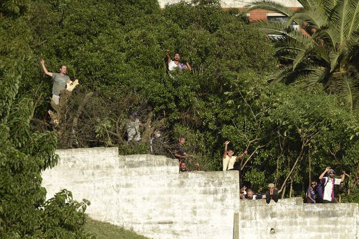 Hinchas de Fénix durante un partido ante Cerro Largo en el Parque Capurro (archivo, marzo de 2021). · Foto: Fernando Morán