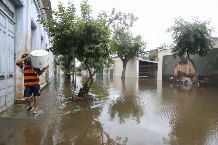 Inundación en la zona portuaria, en la ciudad de Salto. Foto: Marcelo Cattani (archivo, 2019)