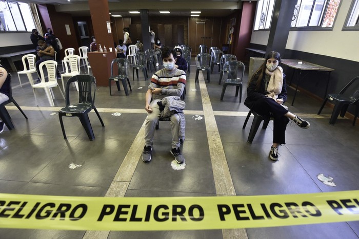 Vacunación de jóvenes de 12 a 17 años, en el local de la Federación de Funcionarios de la Salud Pública. · Foto: Federico Gutiérrez