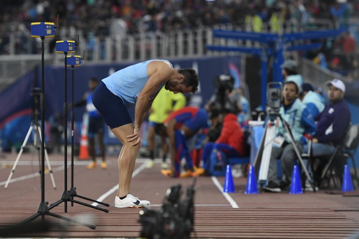 Emiliano Lasa se siente durante uno de sus saltos, en la prueba salto largo, el 31 de octubre, en el estadio nacional Julio Martínez, en Chile. · Foto: Sandro Pereyra