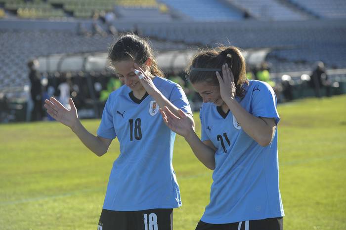 Belen Aquino y Stefany Suarez, tras el segundo gol de Uruguay a Puerto Rico, convertido por Aquino. · Foto: Federico Gutiérrez