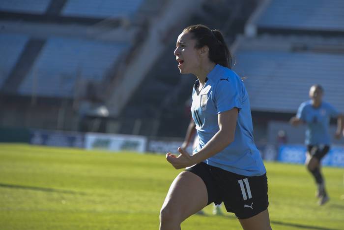 Esperanza Pizarro, tras convertir el primer gol de Uruguay a Puerto Rico, en el estadio Centenario. · Foto: Federico Gutiérrez