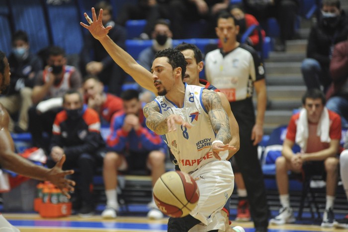 Donald Sims, de Biguá, y Manuel Romero, de Nacional, en la cuarta final de la Liga Uruguaya de Basquetbol.  · Foto: Federico Gutiérrez