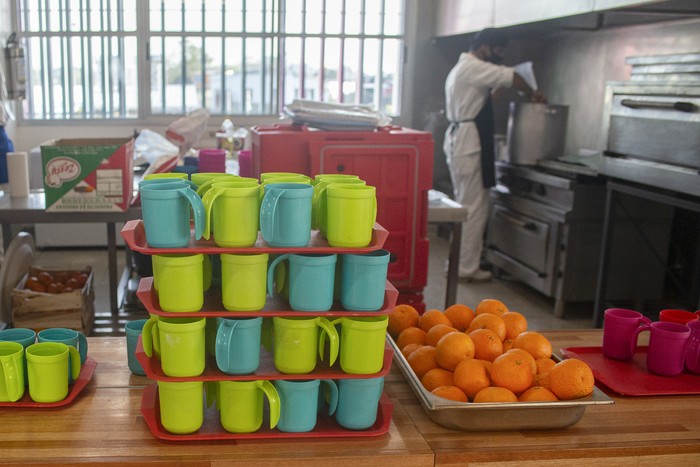 Trabajadores de cocina en la Escuela 319, en Montevideo. (archivo, junio de 2021) · Foto: Alessandro Maradei