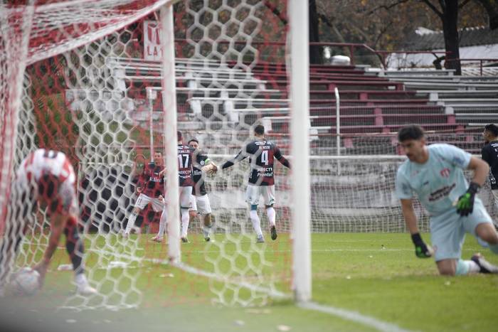 Cristian Rodríguez convirtió el gol de la victoria de Plaza Colonia ante River Plate, en el Parque Saroldi. · Foto: Alessandro Maradei
