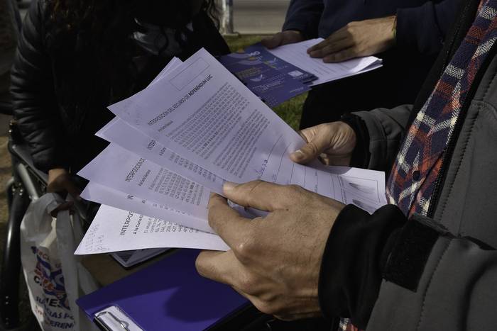 Recolección de firmas contra la LUC. · Foto: Federico Gutiérrez