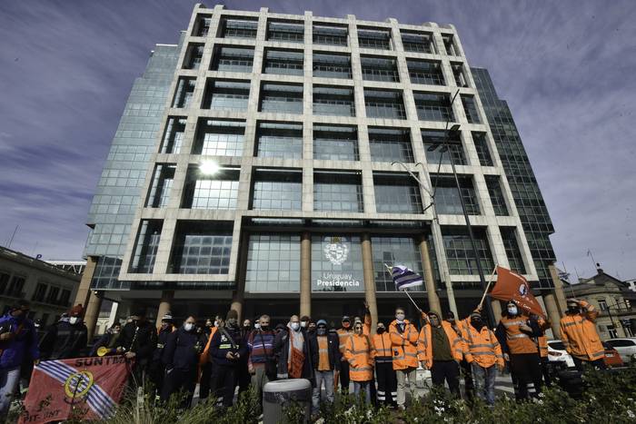Trabajadores de Montecom, durante una movilización frente a la Torre Ejecutiva (archivo, julio de 2021). · Foto: Federico Gutiérrez