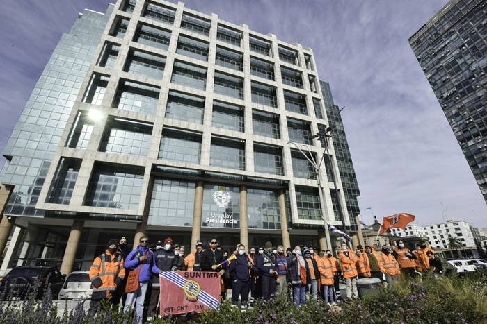 Movilización de trabajadores de Montecon, frente a Torre Ejecutiva (archivo, julio de 2021).