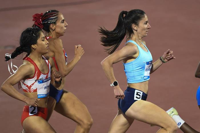 María Pía Fernández durante los 1500 metros, Juegos Panamericanos Santiago 2023, el 3 de octubre de 2023. · Foto: Sandro Pereyra