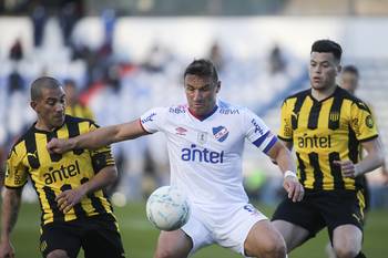 Walter Gargano, capitán de Peñarol, Gonzalo Bergessio, capitán de Nacional, y Carlos Rodríguez, de Peñarol, durante el clásico por la novena fecha del Torneo Apertura, en el Gran Parque Central, el 4 de julio.  · Foto: .