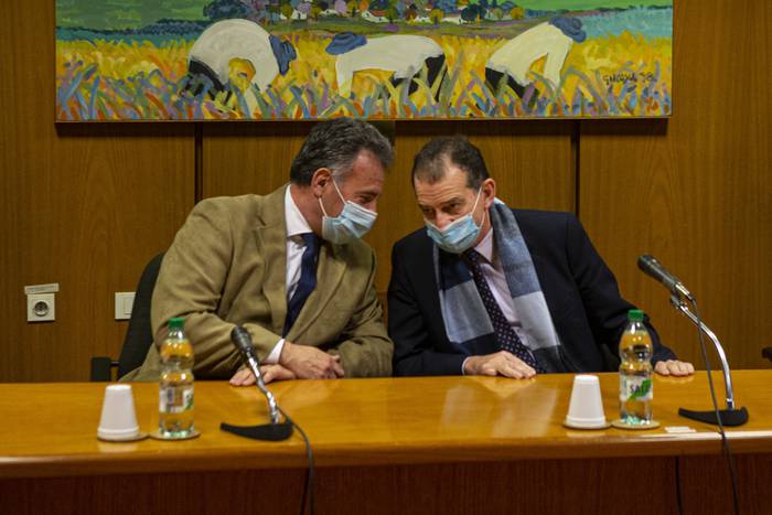 Daniel Salinas y Guidio Manini, en el edificio anexo al Palacio Legislativo, en Montevideo (archivo, julio de 2021). · Foto: .