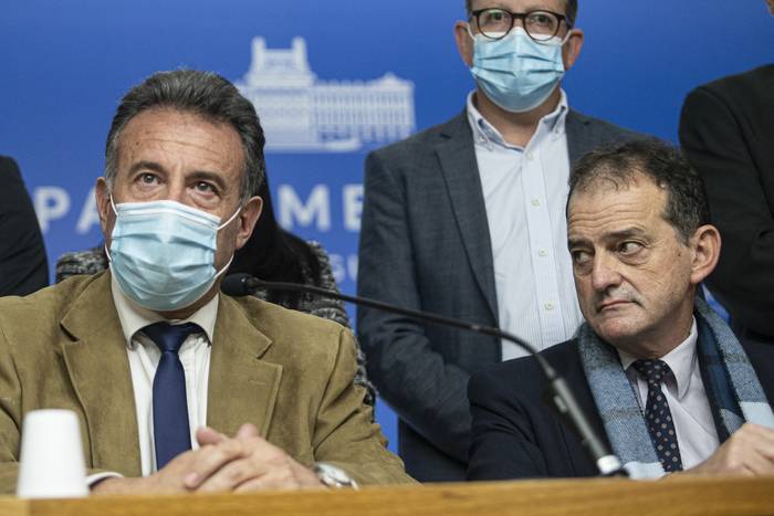 Daniel Salinas y Guido Manini Ríos, durante la conferencia de prensa de Cabildo Abierto, en el parlamento (05/07/2021)  · Foto: .