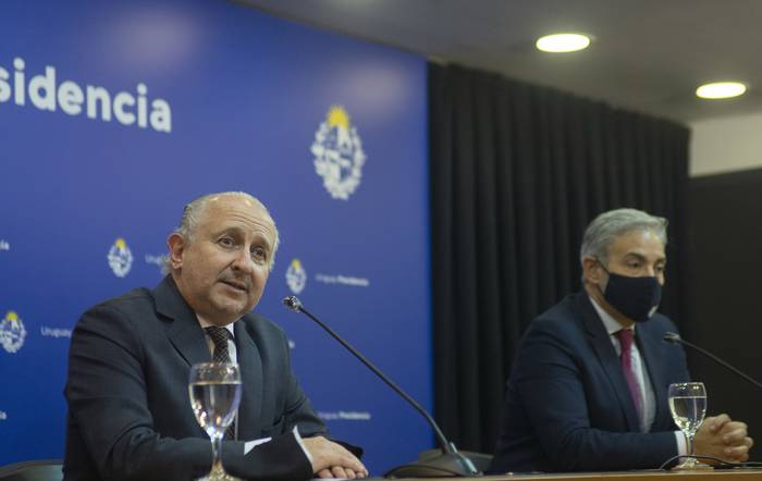 Pablo Da Silveira y Robert Silva, durante una conferencia de prensa en la Torre Ejecutiva, en Montevideo (archivo, julio de 2021). · Foto: Alessandro Maradei