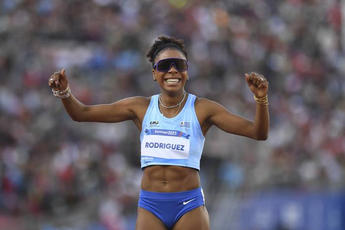Déborah Rodríguez, luego de obtener el segundo lugar en la final de los 800 metros, en los Juegos Panamericanos Santiago 2023. · Foto: Sandro Pereyra, Agencia Gamba