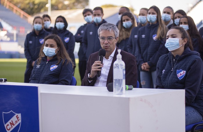 Valeria Colman, José Decurnex y Esperanza Pizarro, en el Gran Parque Central, el 9 de julio de 2021. · Foto: Alessandro Maradei