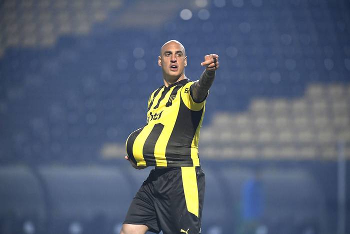 Ariel Nahuelpan tras convertir el primer gol de Peñarol a Cerrito, este domingo, en el estadio Campeón del Siglo.  · Foto: Sandro Pereyra