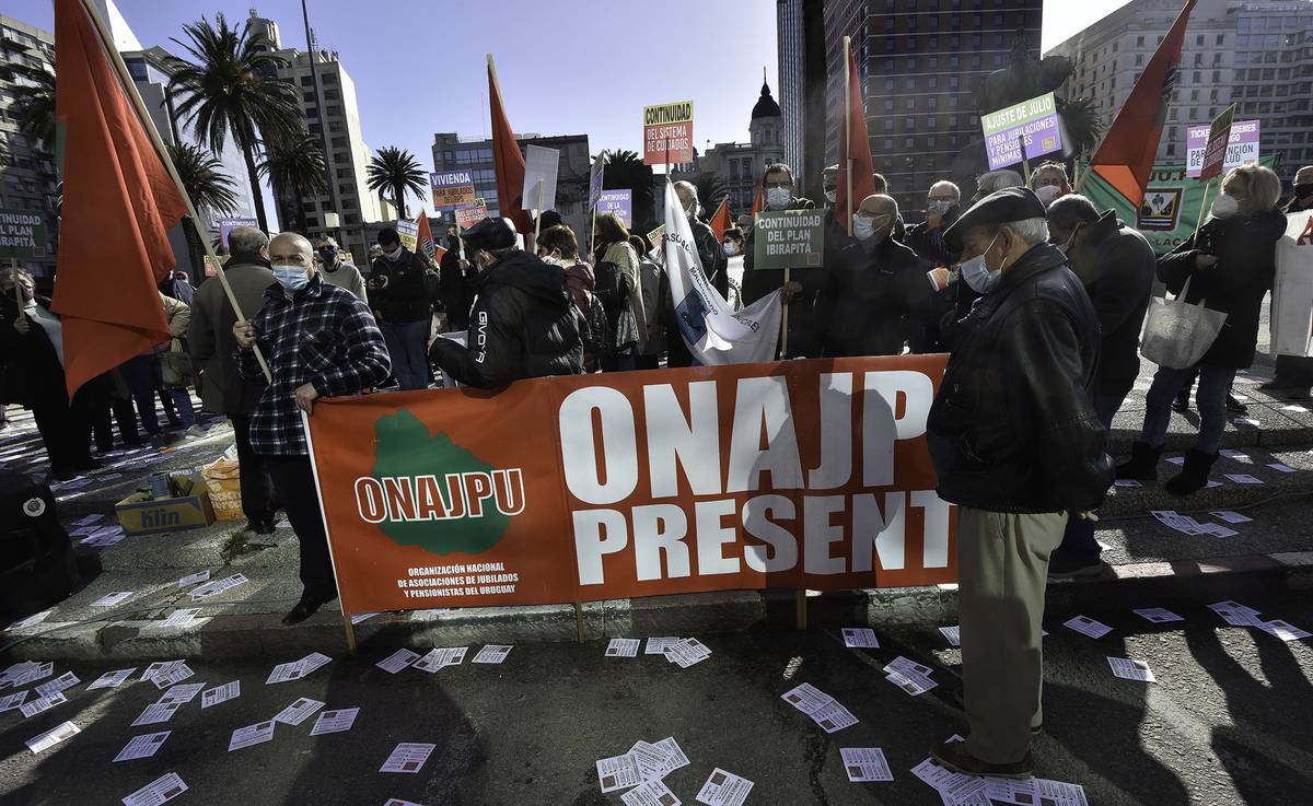 Organización de jubilados y pensionistas se concentró frente a Torre Ejecutiva en reclamo de un ajuste en julio - Vimarsana News