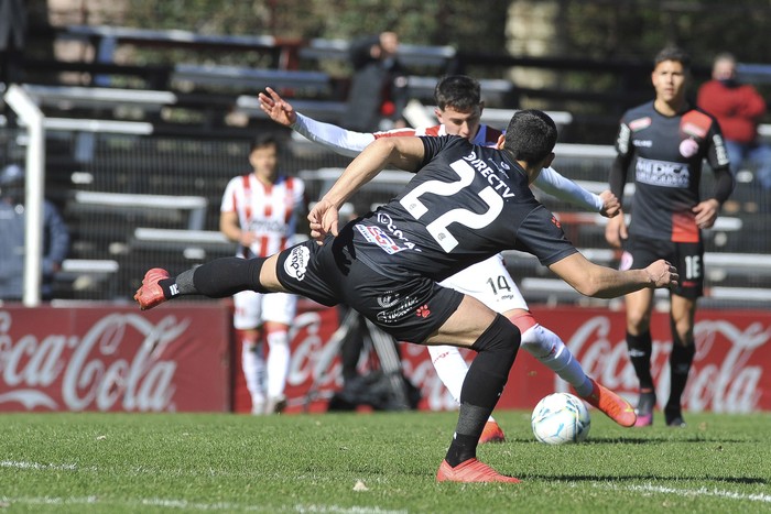Esteban Gonzalez, de Rentistas, y Nicolas Gonzalez, de River Plate, el sábado en el Parque Saroldi. · Foto: Federico Gutiérrez