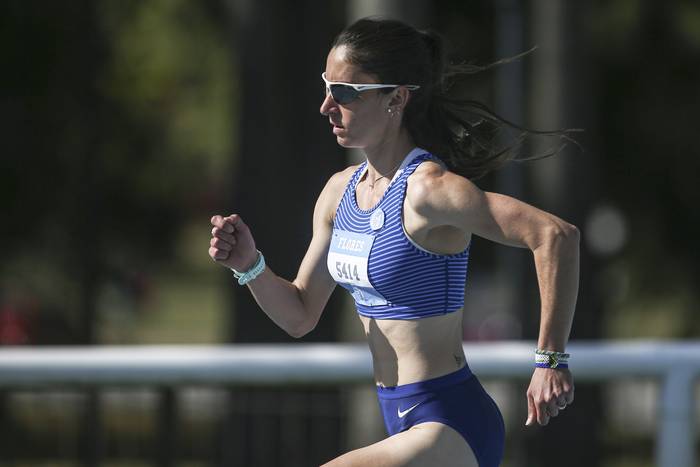 María Pía Fernández, durante el Campeonato Nacional de Atletismo, en la pista Darwin Piñeyrúa (archivo, mayo de 2021). · Foto: Ernesto Ryan