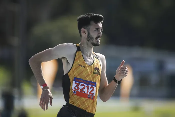 Santiago Catrofe durante el Campeonato Nacional de Atletismo, en la pista Darwin Piñeyrúa (archivo, mayo de 2021). · Foto: Ernesto Ryan